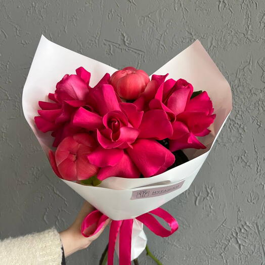 Bright bouquet of peonies with French rose FT031