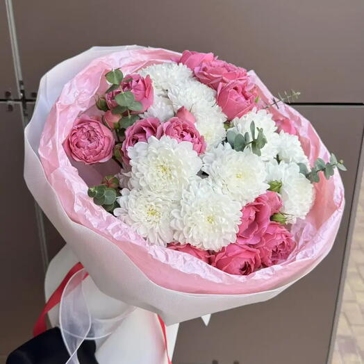 Нежный букет с кустовыми розами и хризантемой 🌸
