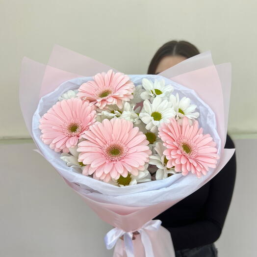 Нежное воспоминание 🌸 дуобукет из ромашковидной кустовой хризантемы и герберы