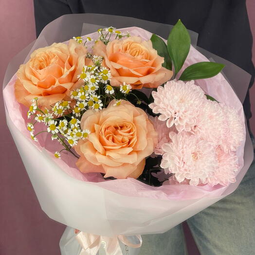 Букет с пионовидными розами, кустовой хризантемой и матрикарией🌸🌿