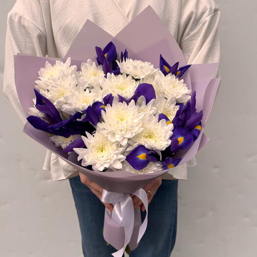 Букет из Ирисов и белых хризантем 💙