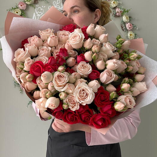 Нежный букет кустовых роз Полины и Черри Хеопс(10)