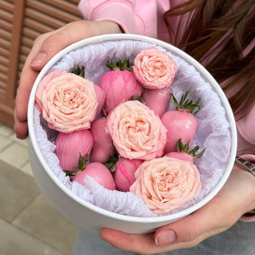Клубника в шоколаде с цветами кустовыми