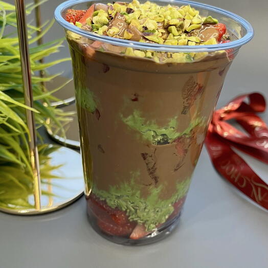 Стаканчик с клубникой, горячим шоколадом и начинкой Дубай