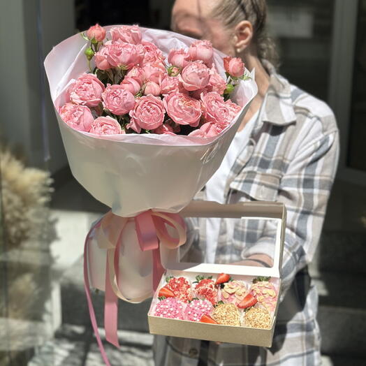 Delicate bouquet of roses and a set of chocolate-covered strawberries 8 pieces
