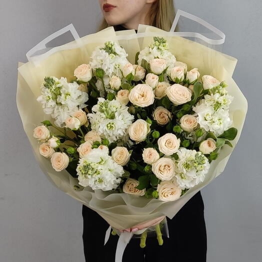 Букет из нежной кустовой розы и маттиолы💞