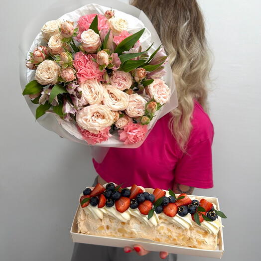 Сборный букет цветов ( кустовая Роза, альстромерия, диантус ) и Меренговый рулет 1,5 кг с ягодами ( клубника и голубика )
