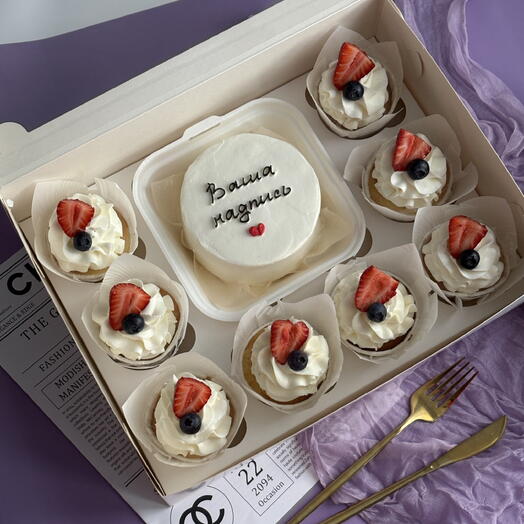 Large gift set: bento cake with your decoration and 8 cupcakes