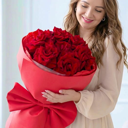 Трендовый букет с бантом из красных французских роз, похожих на пионы «Love Red»