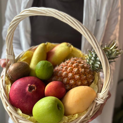 Корзина с фруктами манго, гранат, киви, яблоко, груша