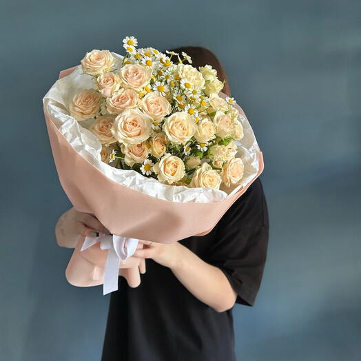 Букет из кустовых роз и ромашек🌼