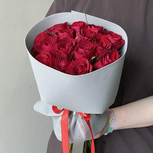 Monobucket of 15 Kenyan red roses