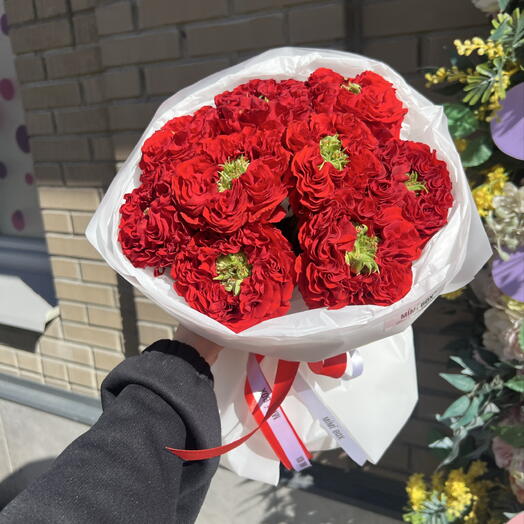 Букет из красных пионовидных роз