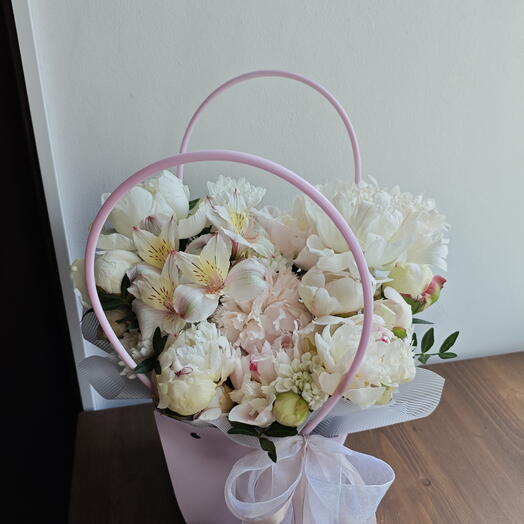 Нежная композиция с пионами в сумочке