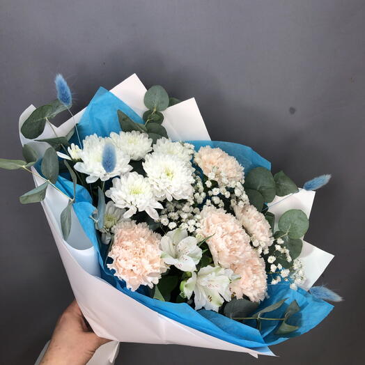 Букет с диантусами,хризантемой,альстромерией и лагурусом🌸