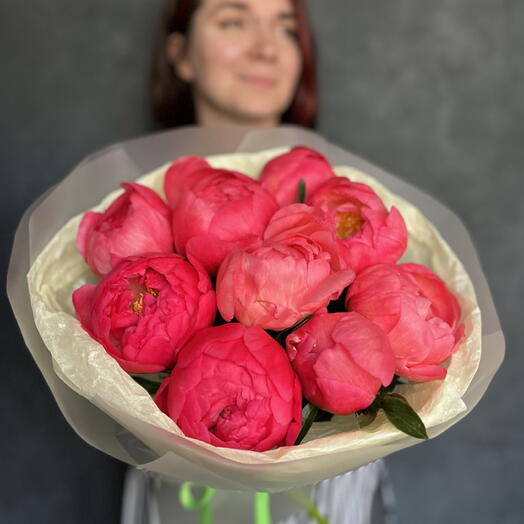 Роскошный букет из 9 коралловых пионов