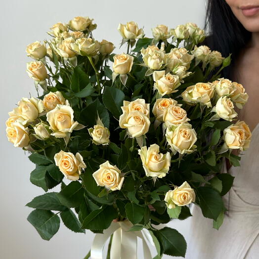 Букет из кремовых кустовых роз
