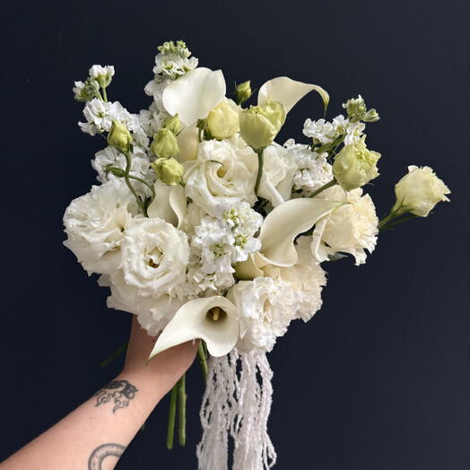 Свадебный букет с каллами и эустомой