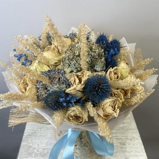 Dry white-blue bouquet