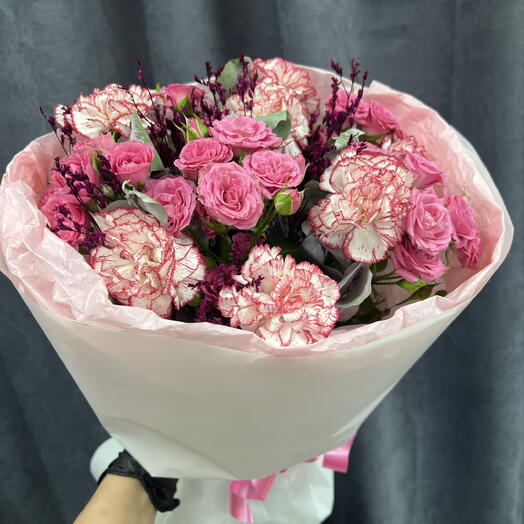 Букет из диантуса и кустовой розы 🌹