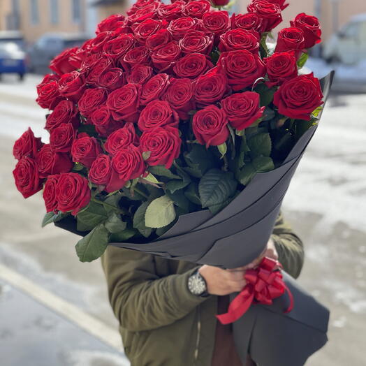 Бордовые лепестки роз