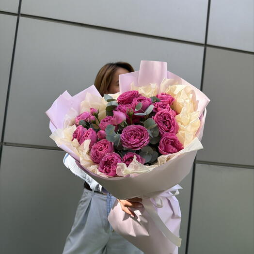 «Lady Vibes👠💝яркий микс для той, кто любит быть в центре внимания»букет из пионовидных кустовых роз с ароматным эвкалиптом