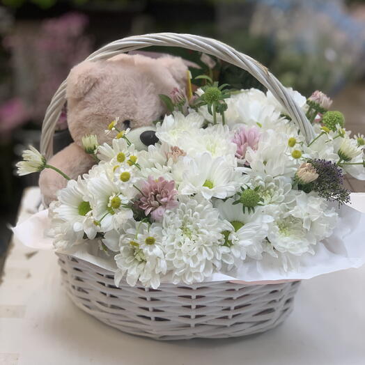 Мишка в корзинке
