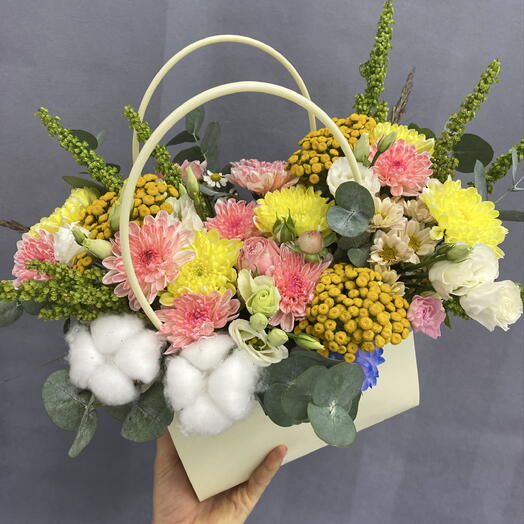Крафтовая корзинка из пижмы кустовых хризантем хлопка роз эустомы
