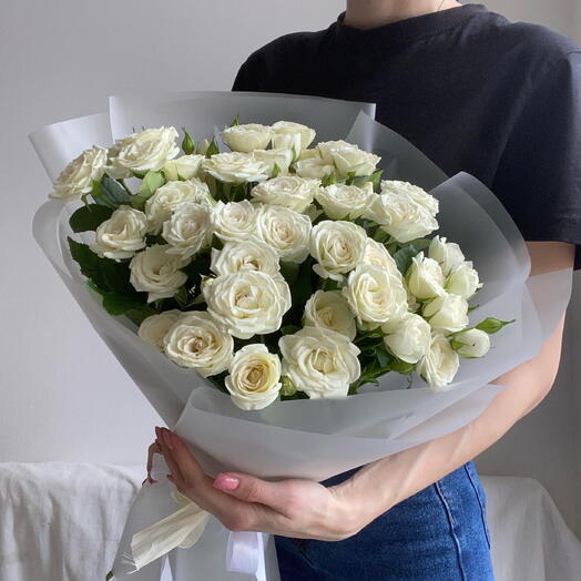Букет из белых курсовых роз 6