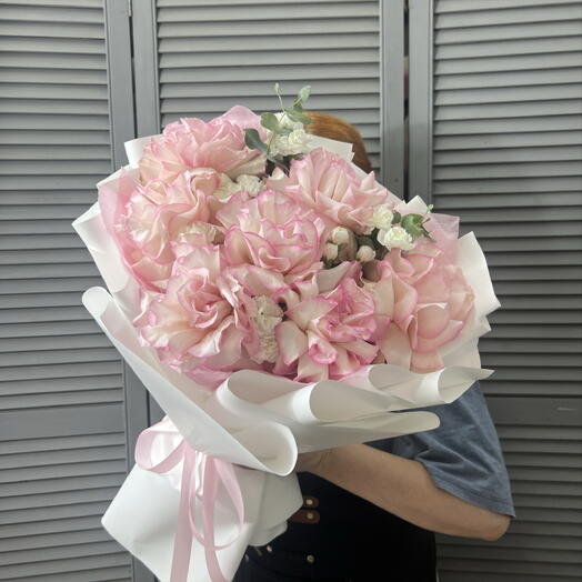 Ажурные розы с ароматными кустовыми диантусами 💞