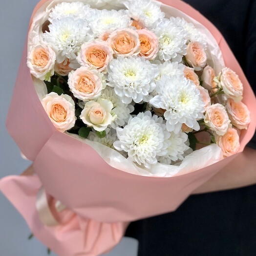 Букет их хризантем Алтай и кустовых роз