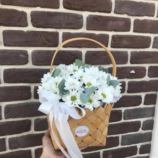 Корзина из ромашковых хризантем М