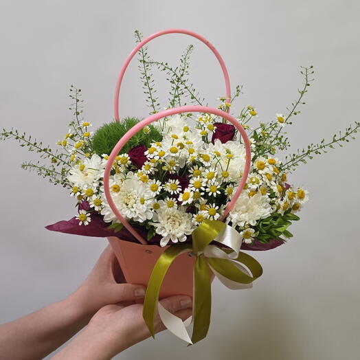 Цветочная композиция из гвоздики,  ромашки, розы, хризантемы, тласпи