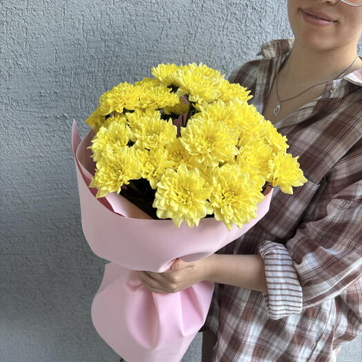 Букет летних хризантем в розовой упаковке