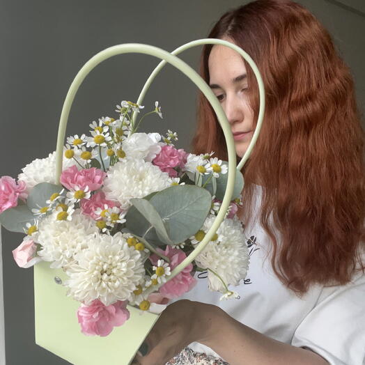 Корзинка сумочка Хризантема, эвкалипт, танацетум ромашка и диантус кустовой