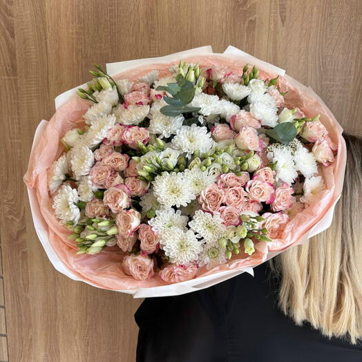 Букет из розовой кустовой розы и хризантемы