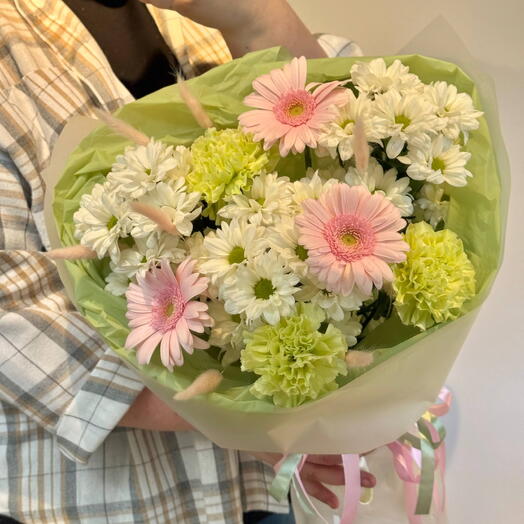 Романтичный букет из хризантем, гербер и гвоздик