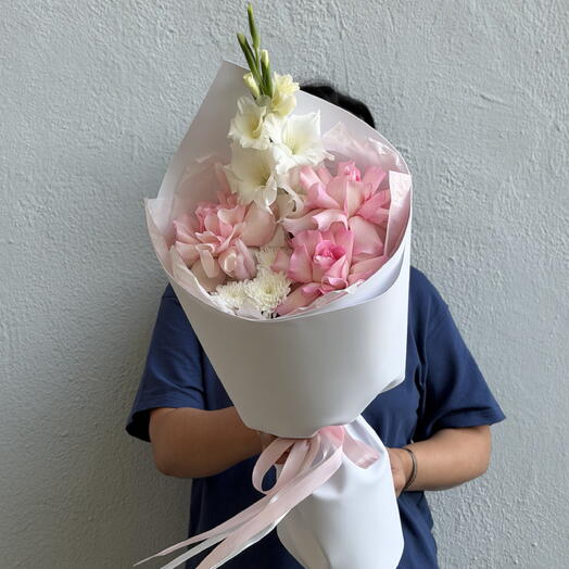 Кулек с розами и гладиолусами🌸 / цветы с доставкой в Уфе