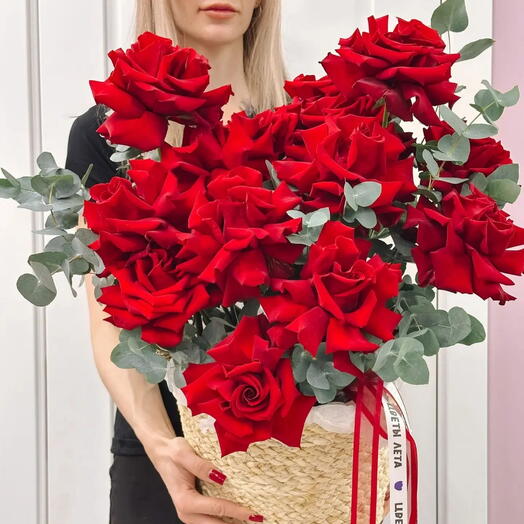 Корзина бордовых роз