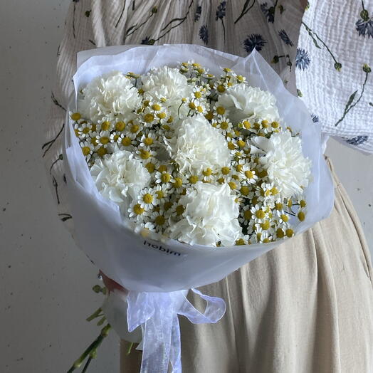 Букет летний с белыми диантусами и кустовой ромашкой 🌼
