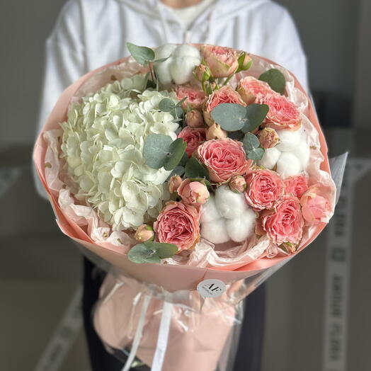 Пышный букет с гортензией кустовыми розами и хлопком