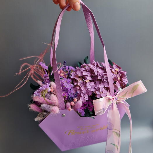 "Зефирная" композиция из сухоцветов в фиолетовой сумочке