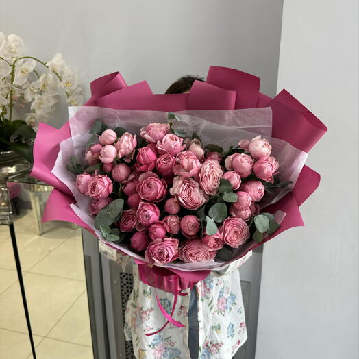 Моно букет из кустовых пионовидных роз