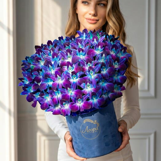 Цветы в коробке из Орхидеи Космос. Композиция 609. Leoraflowers