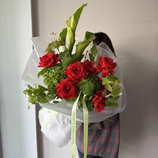 Яркий букет с алыми розами