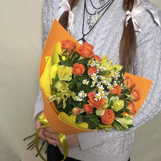 Яркий букет из кустовых оранжевых роз, желтых альстромерий и полевых ромашек в упаковке (в школу 1 сентября)