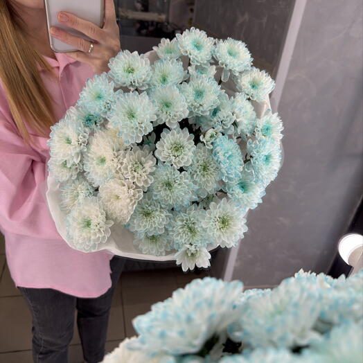 Букет с голубыми хризантемами (5 веток) от XOFLOWERS