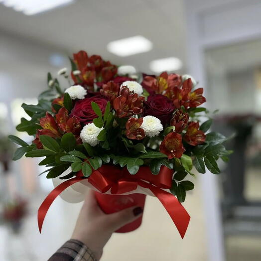 Композиция из альстромерий и роз