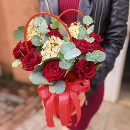 Композиция из красных роз и гортензии 😍🔥🌸