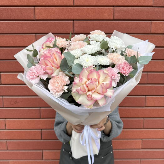 Нежная искра 🌸/ ажурная роза, кустовая хризантема, диантусы и эвкалипт